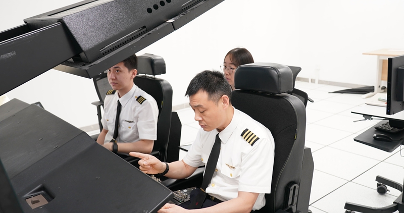 4. 飛行模擬機(jī)操作訓(xùn)練.jpg