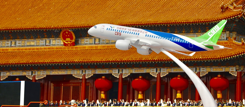 C919大型客機(jī)模型亮相新中國(guó)成立70周年慶祝活動(dòng).jpg