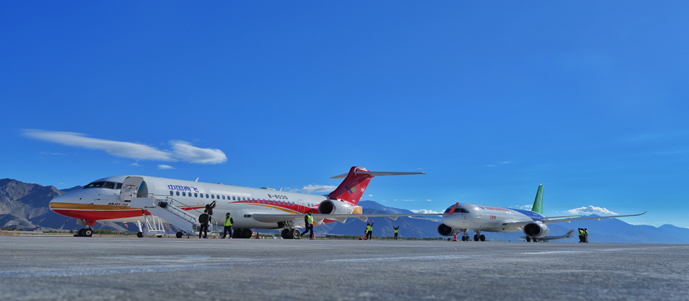 ARJ21和C919飛機(jī)首次雙機(jī)編隊(duì)飛行表演_副本.jpg